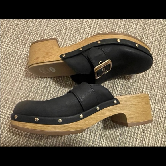 Dr. Scholl's Faux Leather Comfort Clogs Faux Leather Wood Slip On Black
Size 9 - Picture 5 of 6